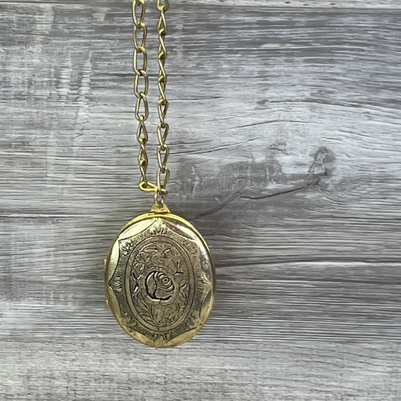 Victorian Ornate Oval Photo Locket Embossed Floral Rose Vintage Gold Tone - Picture 2 of 9